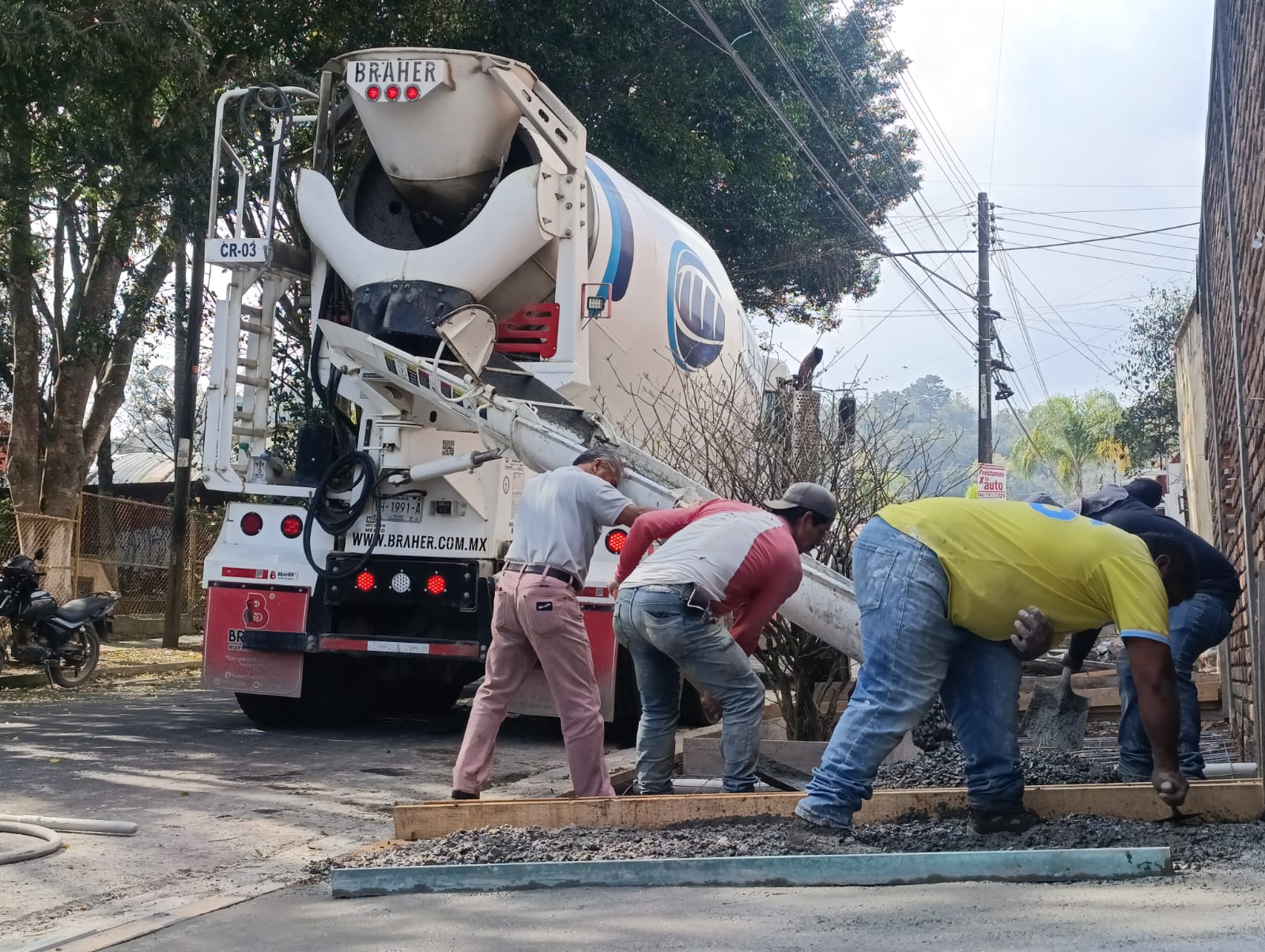 Colado de banquetas exteriores con concreto f'c 150 kg/cm² para edificio departamental en Xalapa - Foto 1 de Top Concretos