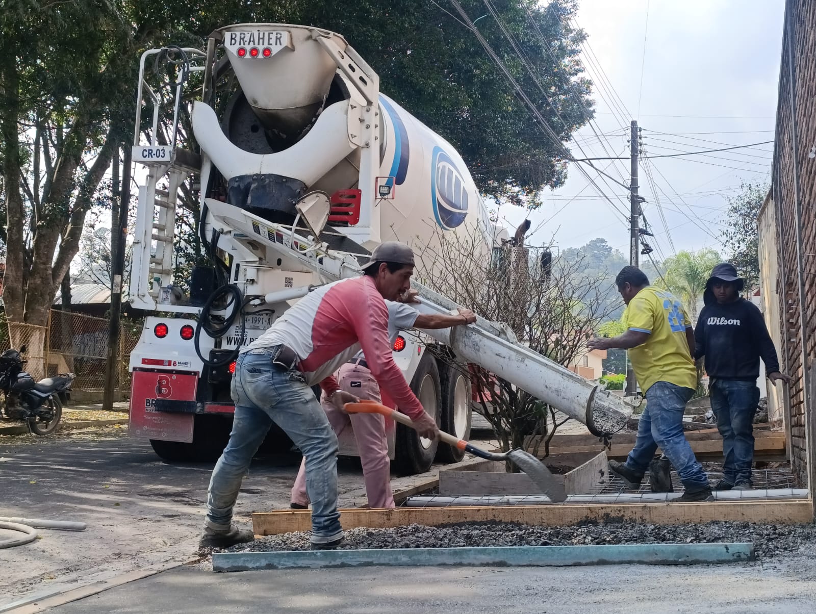 Colado de banquetas exteriores con concreto f'c 150 kg/cm² para edificio departamental en Xalapa - Foto 2 de Top Concretos