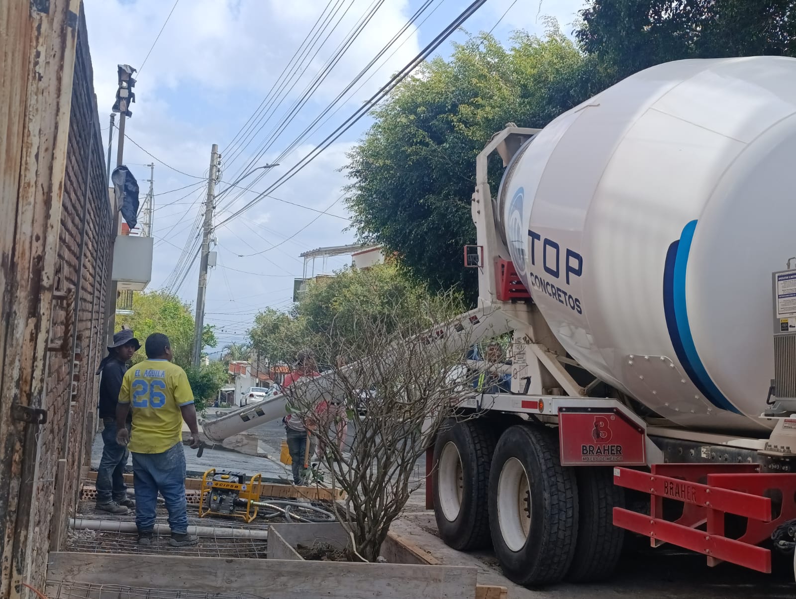 Colado de banquetas exteriores con concreto f'c 150 kg/cm² para edificio departamental en Xalapa - Foto 3 de Top Concretos