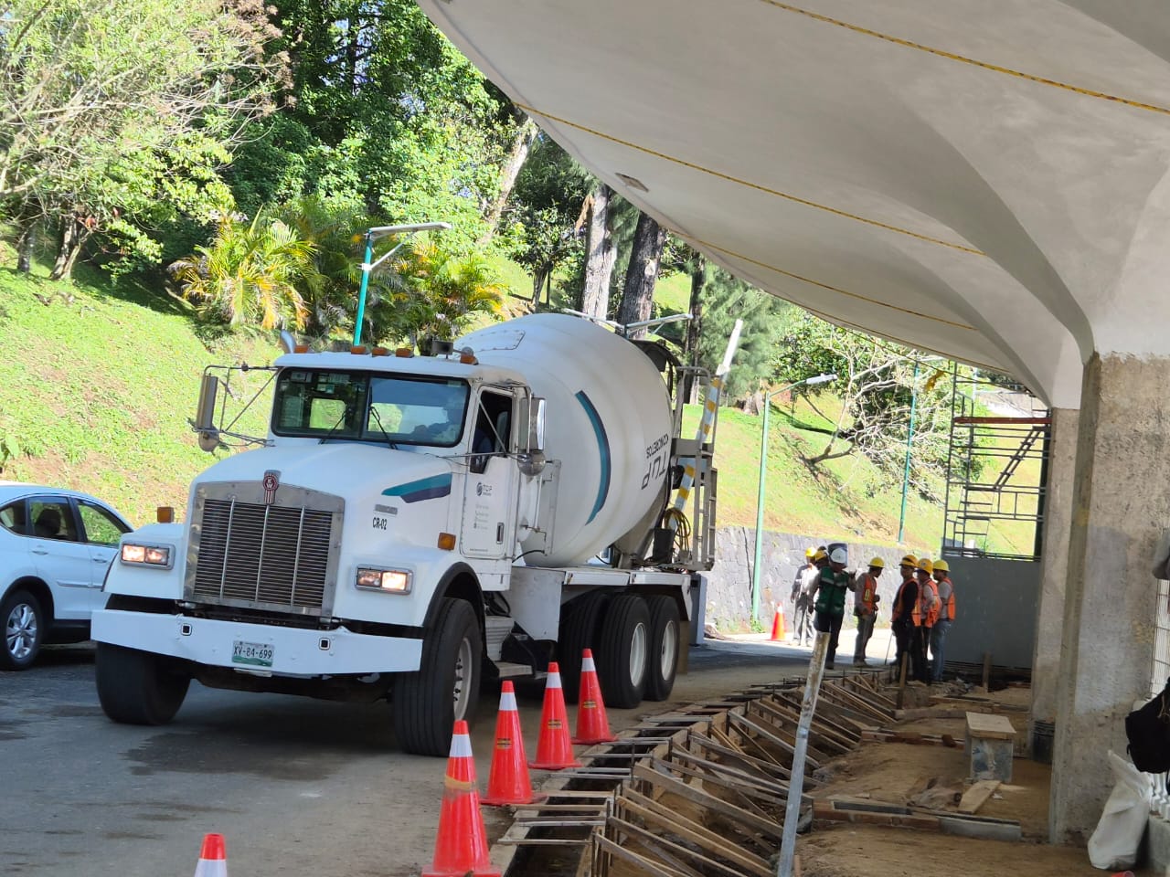 Construcción de banquetas peatonales con concreto premezclado f'c 150 kg/cm² en Estadio Xalapeño, Xalapa - Top Concretos