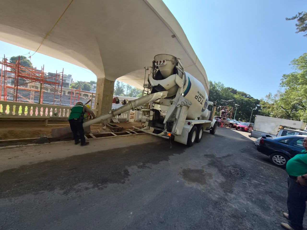 Construcción de banquetas peatonales con concreto premezclado f'c 150 kg/cm² en Estadio Xalapeño, Xalapa - Foto 3 de Top Concretos