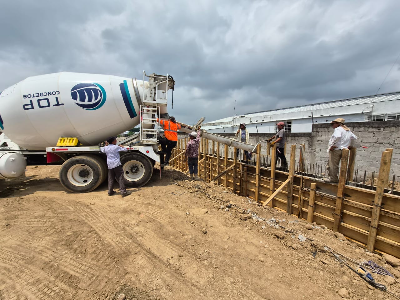 Colado de cimentación a tiro directo con concreto f'c 250 en Bodega Miradores Veracruz - Foto 1 de Top Concretos
