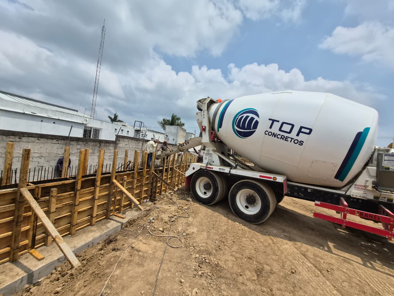 Colado de cimentación a tiro directo con concreto f'c 250 en Bodega Miradores Veracruz - Foto 2 de Top Concretos