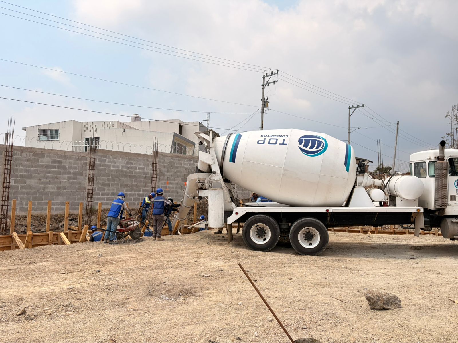 Armado de acero y colado de zapatas de cimentación para nave industrial AMSA en Veracruz - Foto 1 de Top Concretos