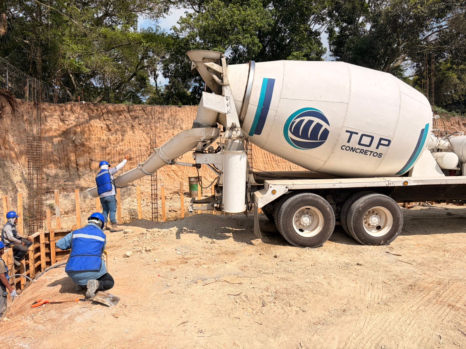 Armado de acero y colado de zapatas de cimentación para nave industrial AMSA en Veracruz - Foto 3 de Top Concretos