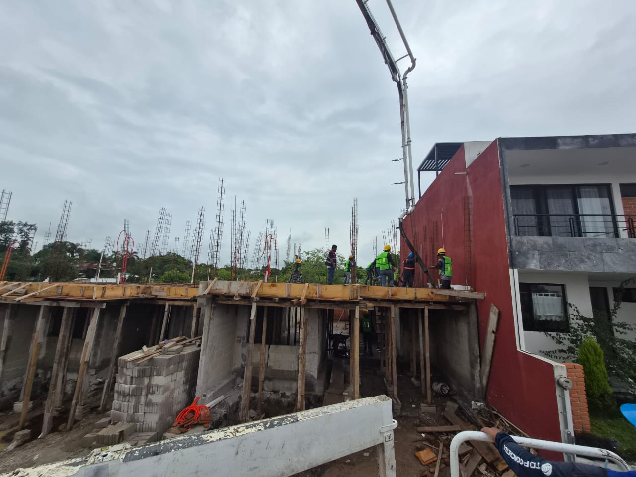 Suministro y bombeo de concreto premezclado f'c 250 kg/cm² en Fraccionamiento Las Ánimas, Xalapa - Foto 1 de Top Concretos