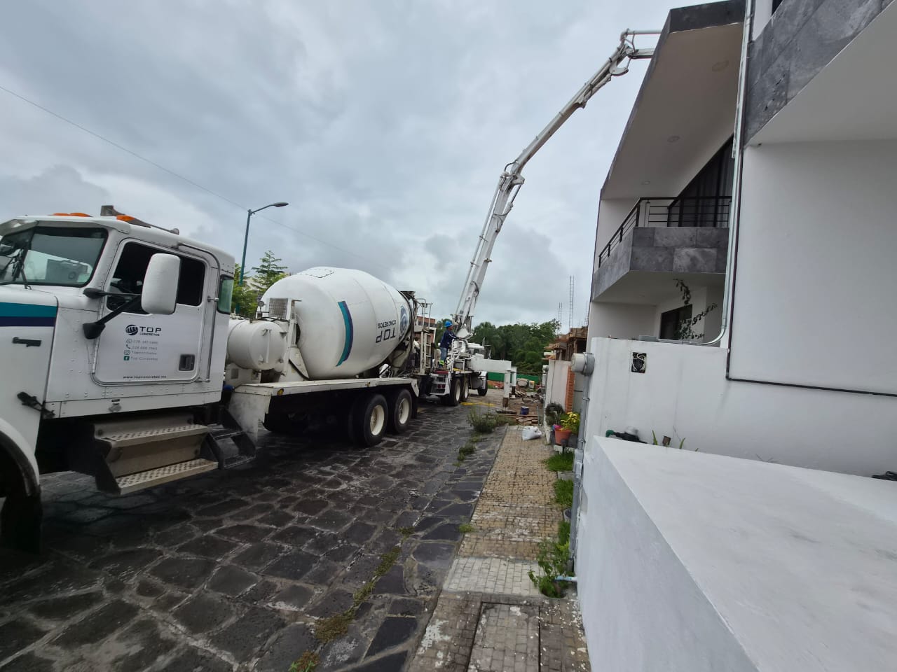 Suministro y bombeo de concreto premezclado f'c 250 kg/cm² en Fraccionamiento Las Ánimas, Xalapa - Foto 2 de Top Concretos