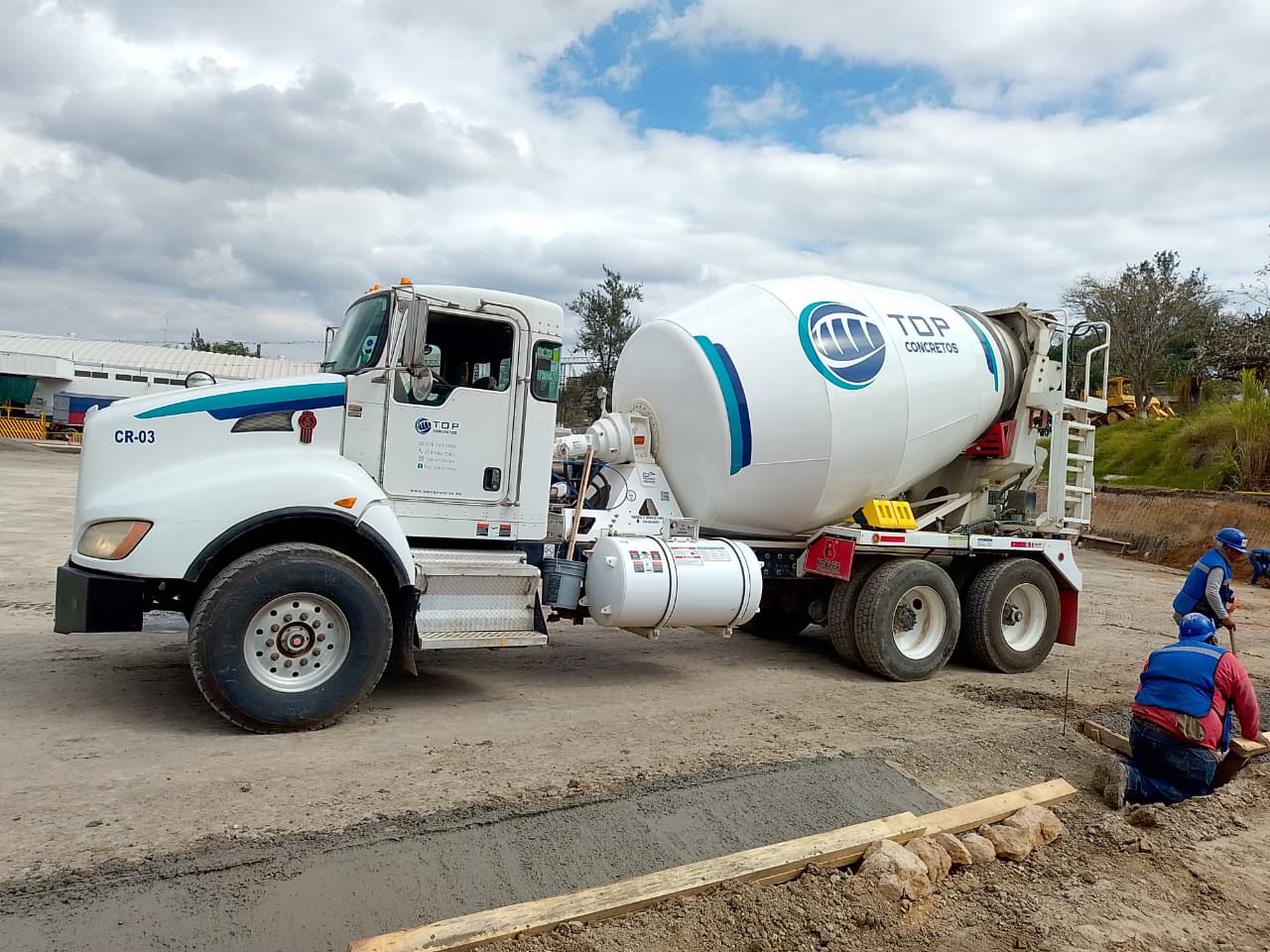 Colado de cunetas de concreto f'c 150 kg/cm² para drenaje pluvial carretero en Veracruz - Foto 1 de Top Concretos