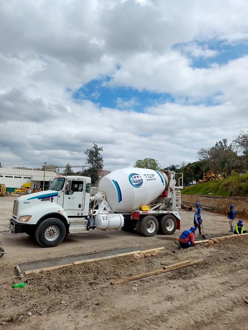 Colado de cunetas de concreto f'c 150 kg/cm² para drenaje pluvial carretero en Veracruz - Foto 2 de Top Concretos
