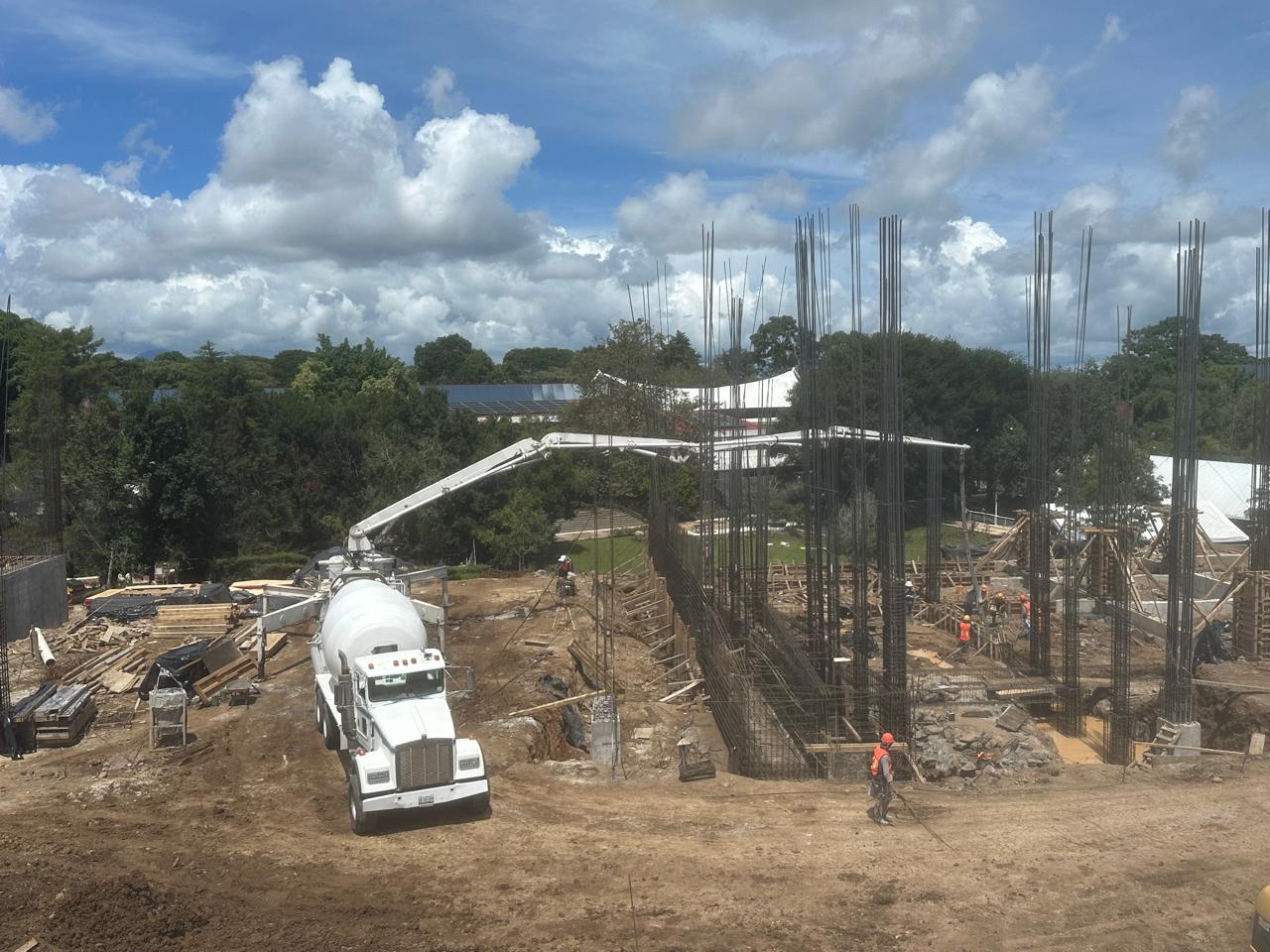 Colado de losa estructural con concreto premezclado bombeado en Fraccionamiento Anáhuac, Xalapa - Foto 2 de Top Concretos