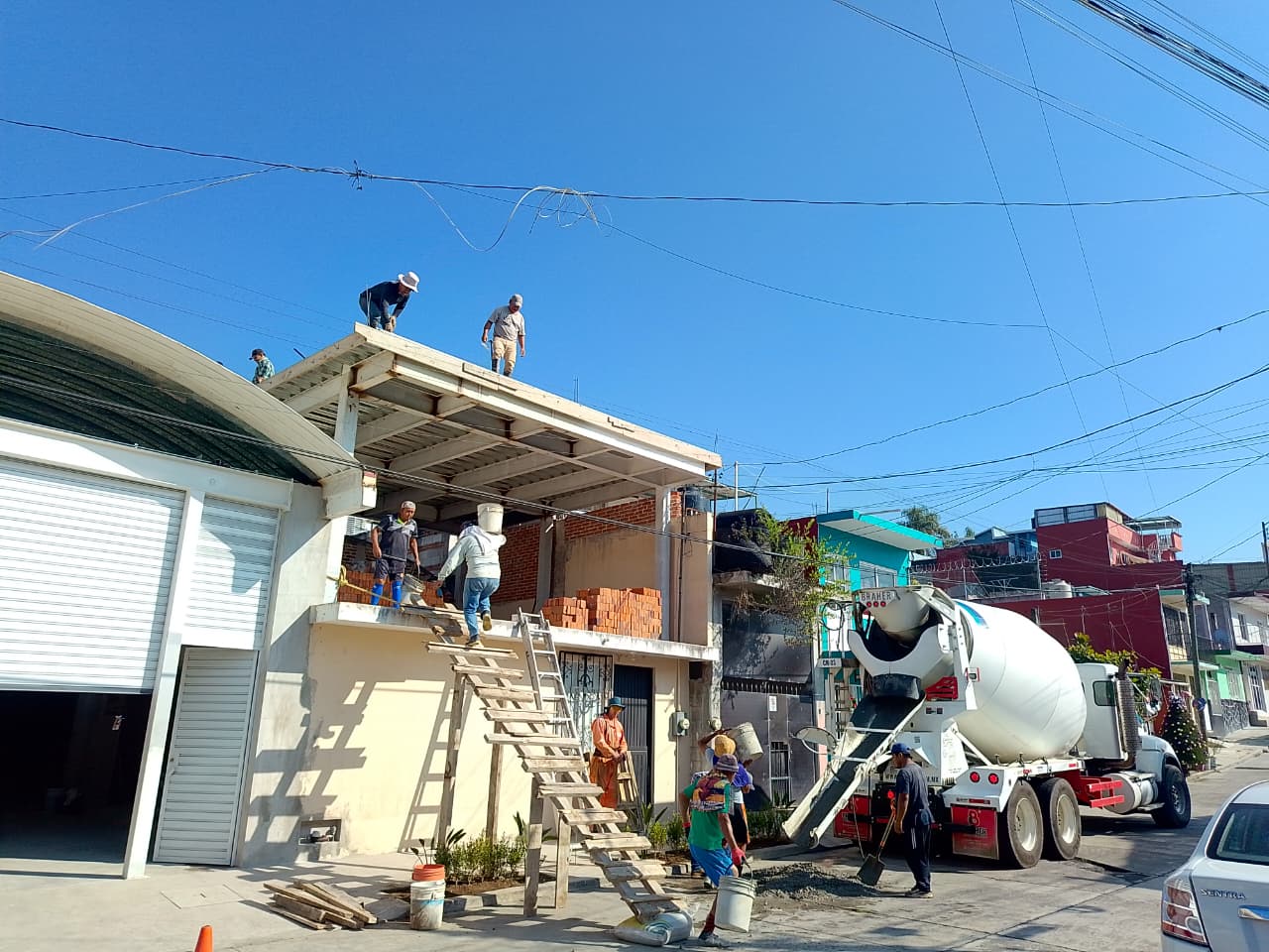 Colado de losa de entrepiso para casa habitación en Xalapa con concreto premezclado - Foto 2 de Top Concretos