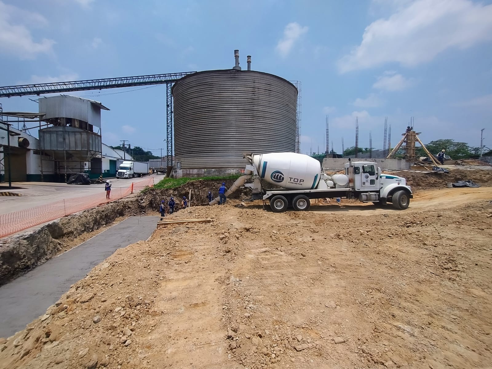 Colado de plantilla de concreto de limpieza en zona de muro de contención AMSA Veracruz - Foto 1 de Top Concretos