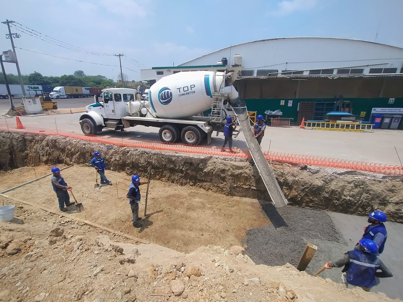 Colado de plantilla de concreto de limpieza en zona de muro de contención AMSA Veracruz - Foto 2 de Top Concretos