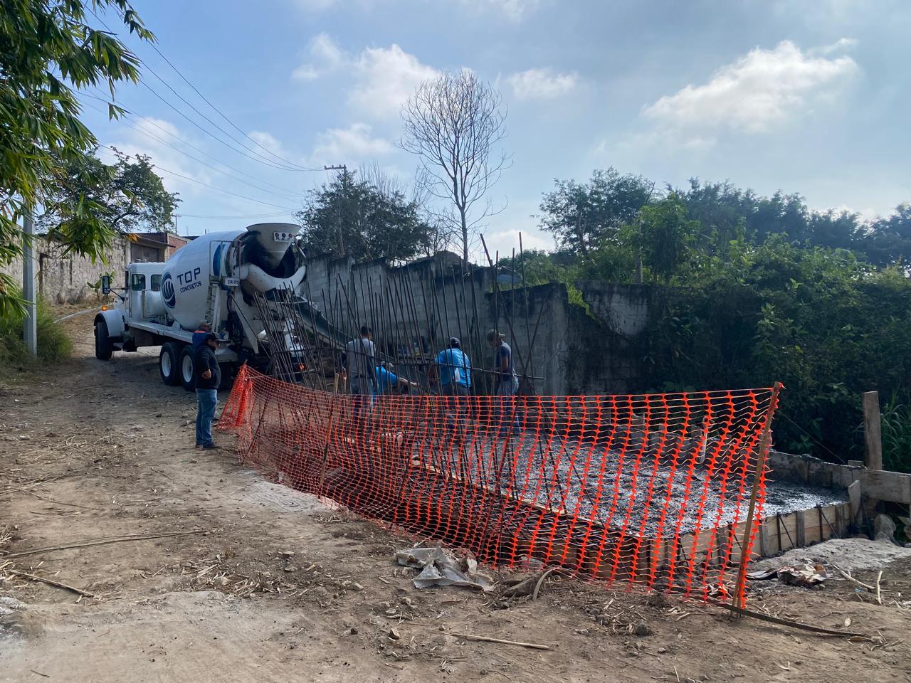 Suministro de concreto premezclado con camión revolvedora en El Lencero, Emiliano Zapata Veracruz - Foto 1 de Top Concretos