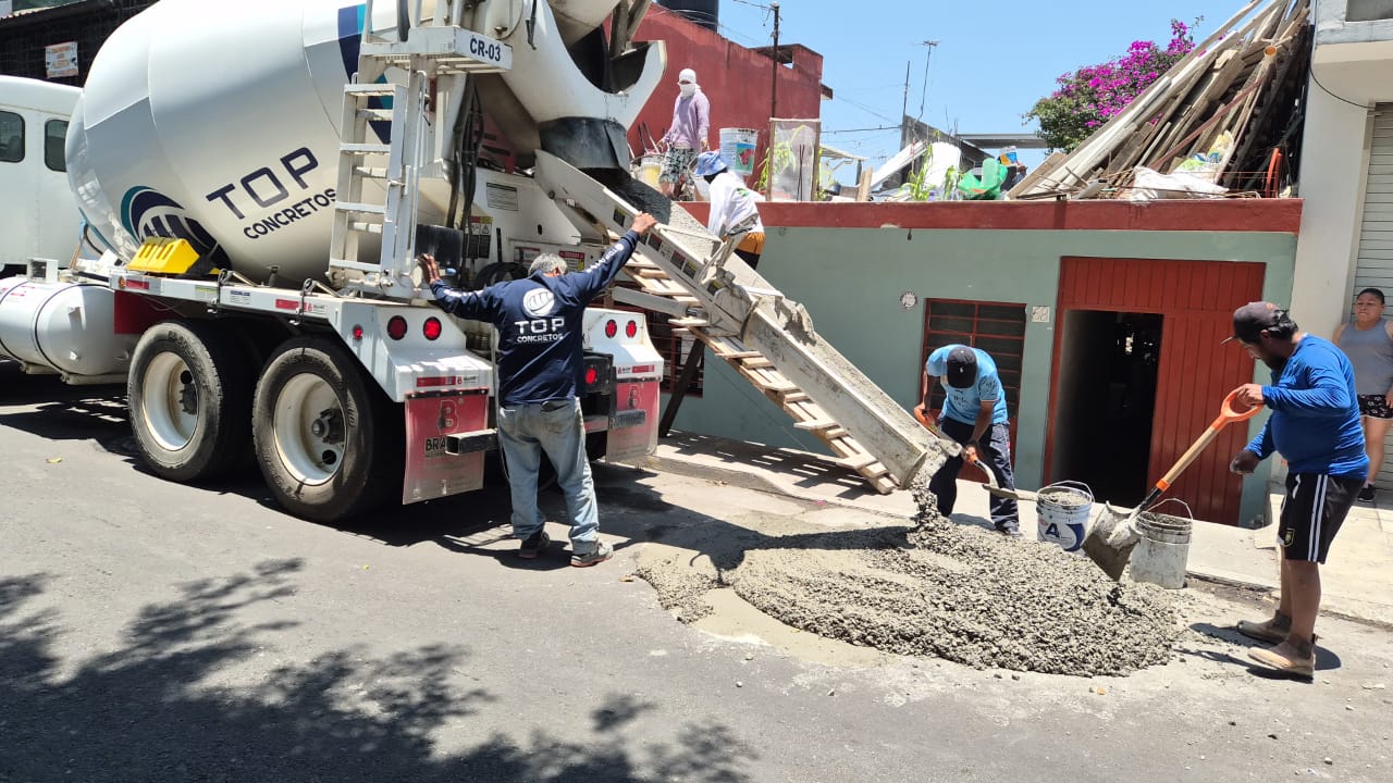 Vaciado y nivelado de losa de concreto premezclado en obra residencial de Xalapa - Foto 1 de Top Concretos