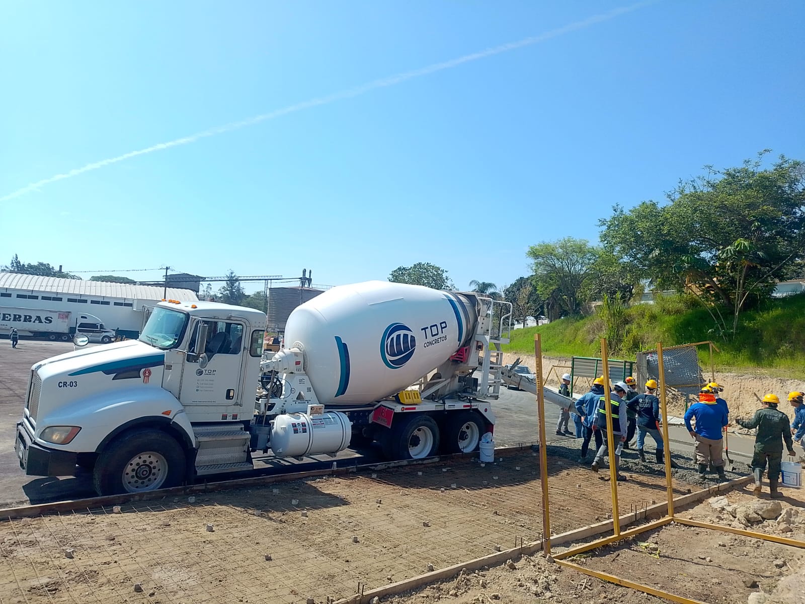 Vaciado y nivelación de firme de concreto de alta durabilidad en Xalapa Veracruz - Foto 1 de Top Concretos