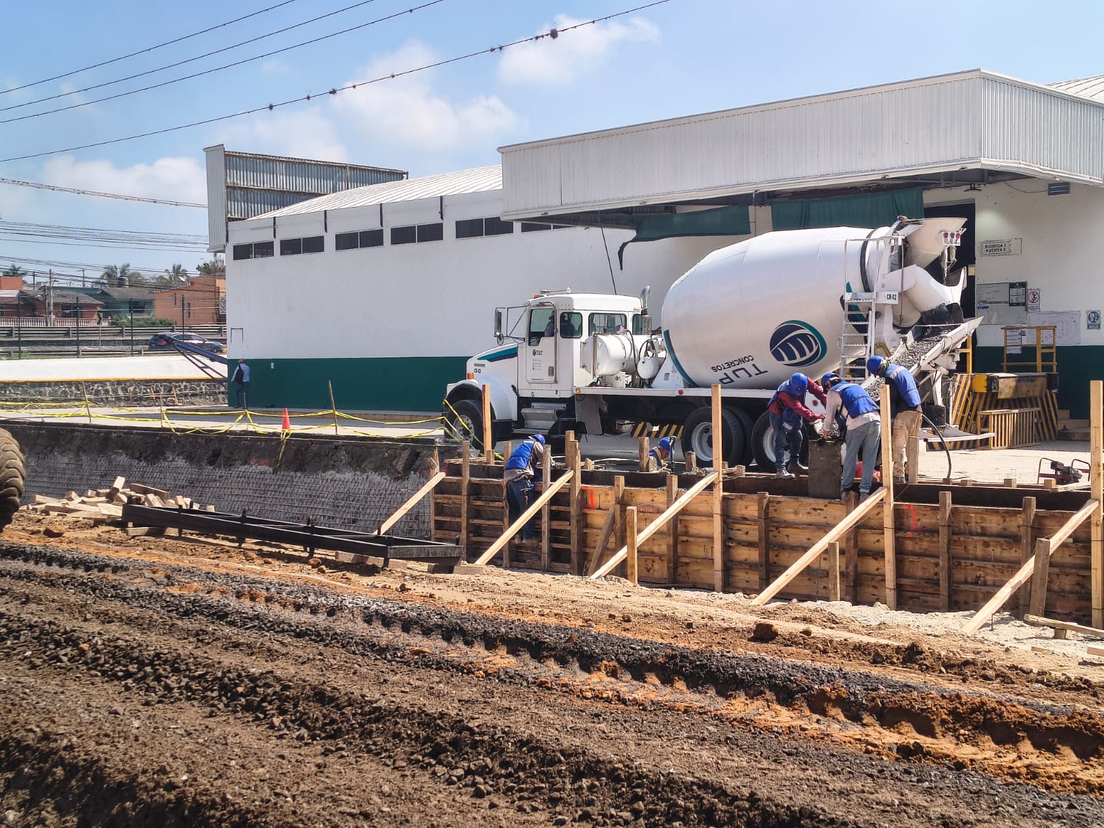 Suministro continuo de concreto premezclado para naves y losas en Complejo Comercial ECOM Xalapa - Top Concretos
