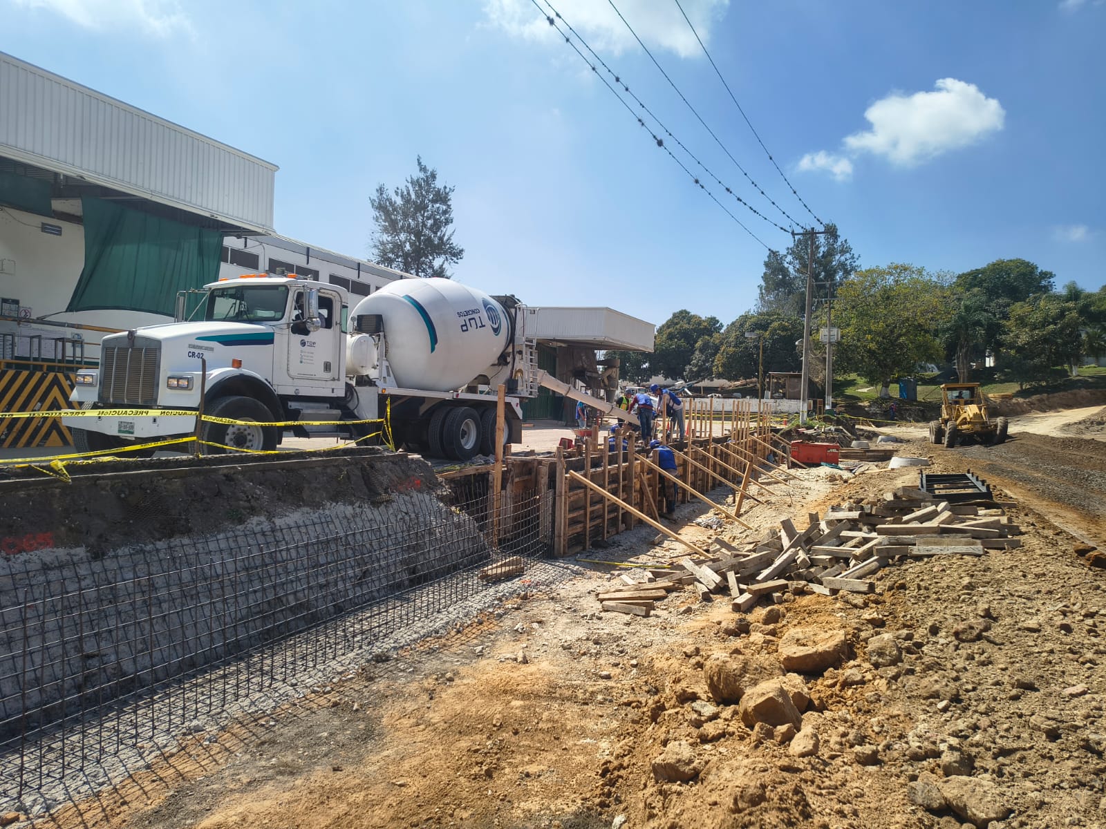 Suministro continuo de concreto premezclado para naves y losas en Complejo Comercial ECOM Xalapa - Foto 2 de Top Concretos