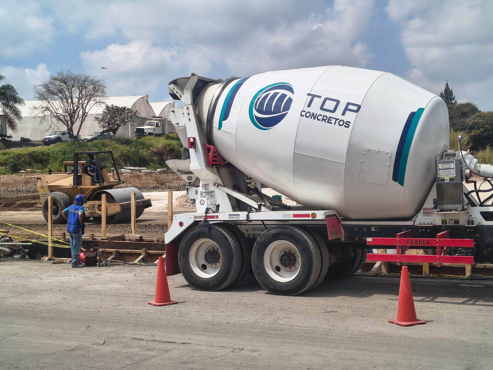 Suministro continuo de concreto premezclado para naves y losas en Complejo Comercial ECOM Xalapa - Foto 3 de Top Concretos