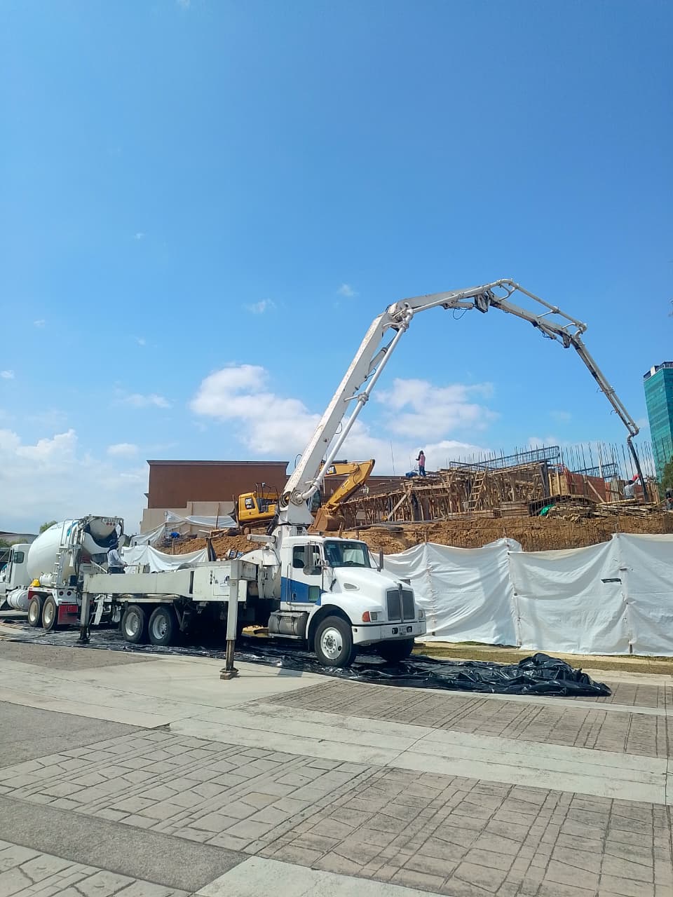 Suministro continuo de concreto premezclado para naves y losas en Complejo Comercial ECOM Xalapa - Foto 4 de Top Concretos