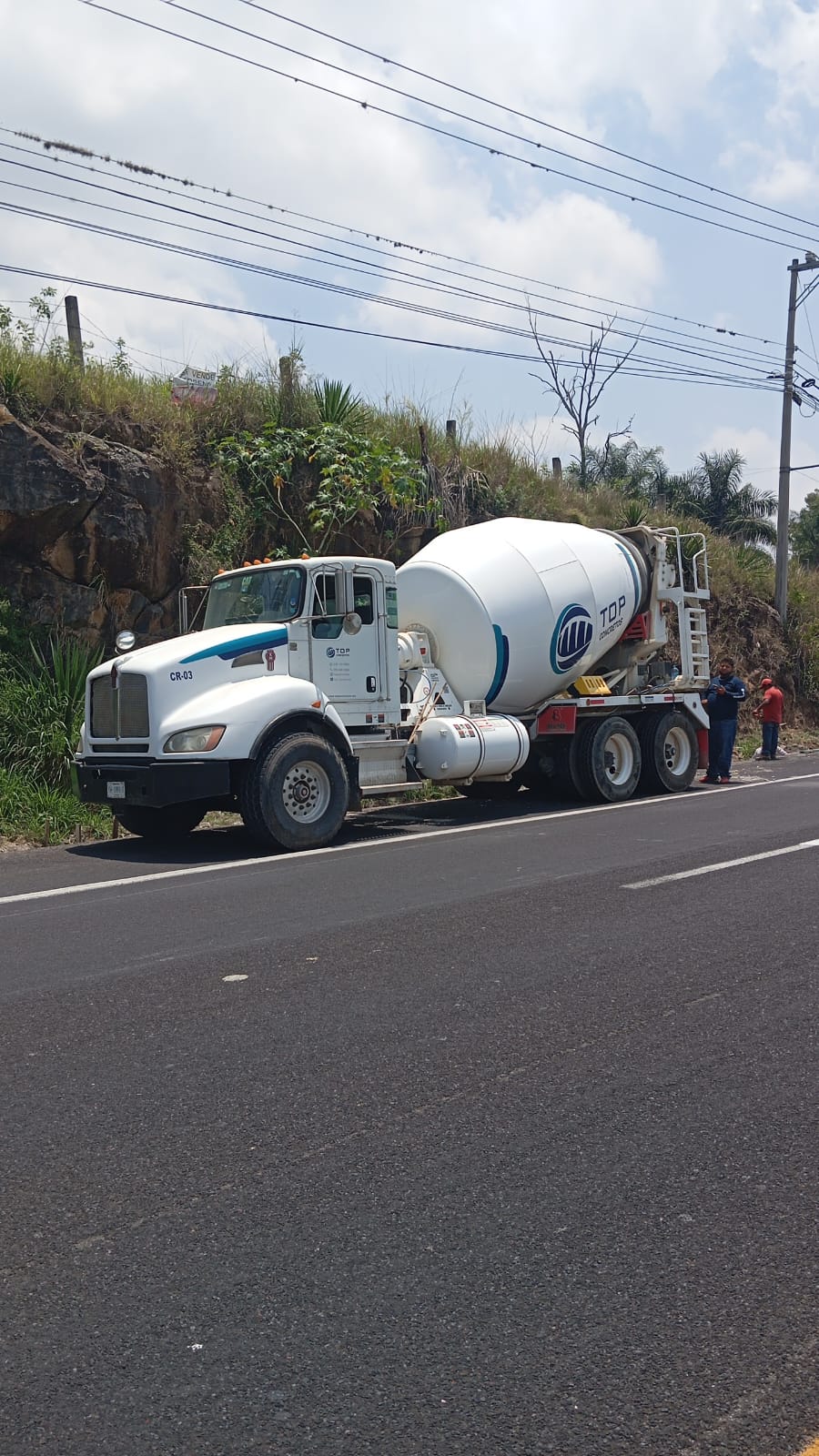 Suministro de concreto f'c 150 kg/cm² para cunetas en tramo carretero Lencero - Miradores, Emiliano Zapata Veracruz - Foto 1 de Top Concretos