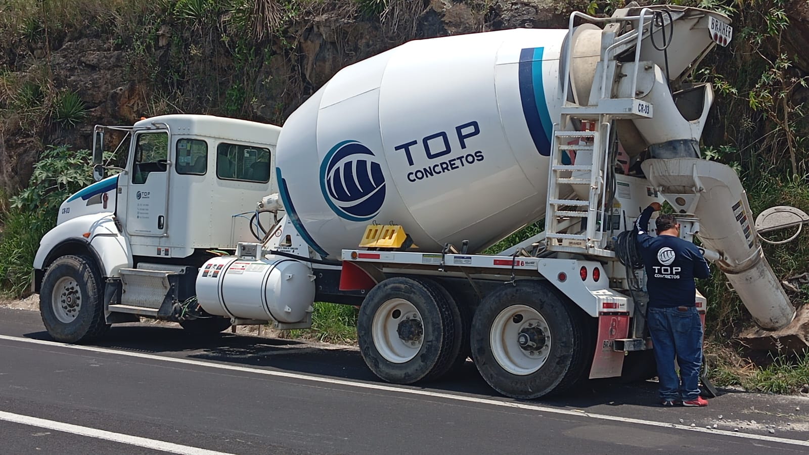 Suministro de concreto f'c 150 kg/cm² para cunetas en tramo carretero Lencero - Miradores, Emiliano Zapata Veracruz - Foto 2 de Top Concretos