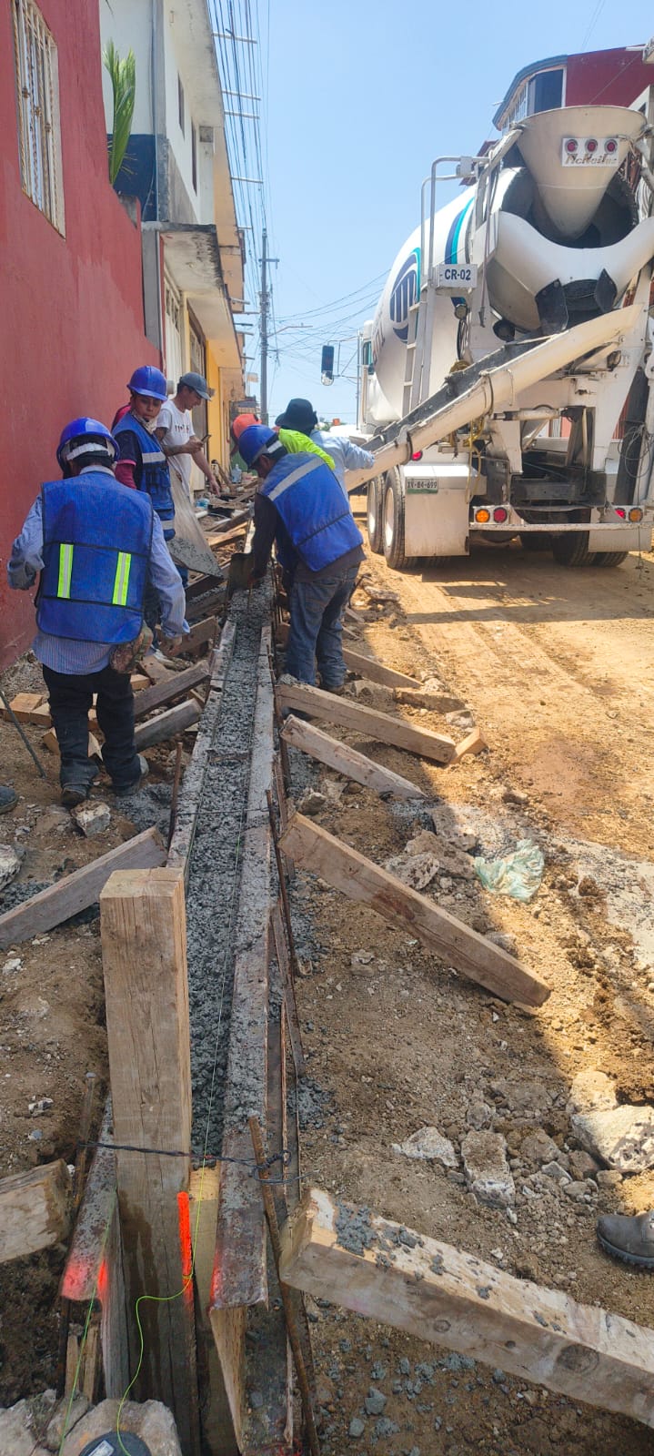 Construcción de guarniciones de concreto premezclado en Calle Zihuatl, Xalapa Veracruz - Foto 1 de Top Concretos