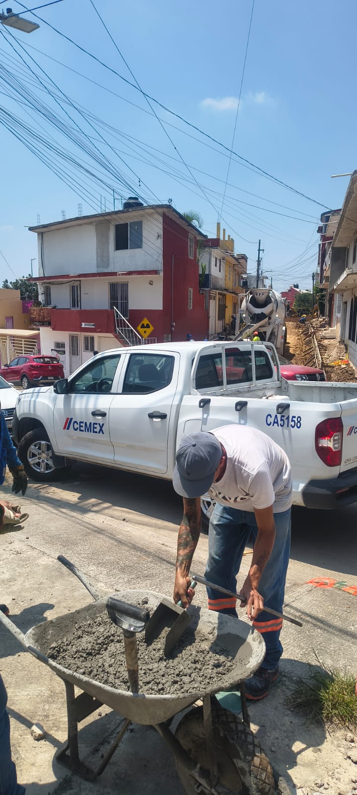 Construcción de guarniciones de concreto premezclado en Calle Zihuatl, Xalapa Veracruz - Foto 2 de Top Concretos