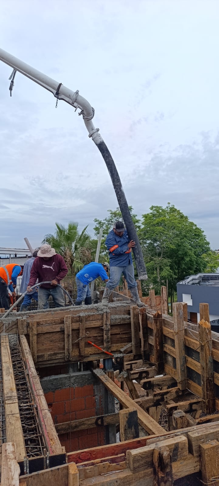 Colado de losa de azotea con concreto f'c 250 bombeado con impermeabilizante integral y fibra en Residencial El Lago, Xalapa - Top Concretos