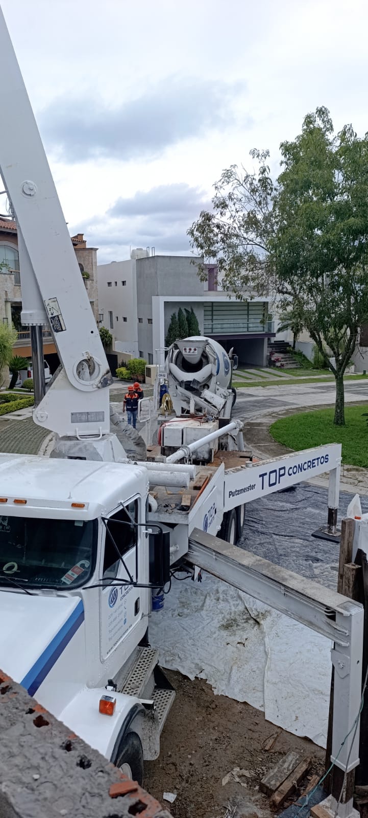 Colado de losa de azotea con concreto f'c 250 bombeado con impermeabilizante integral y fibra en Residencial El Lago, Xalapa - Foto 2 de Top Concretos