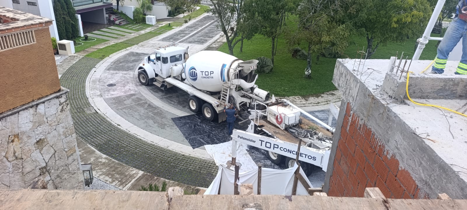 Colado de losa de azotea con concreto f'c 250 bombeado con impermeabilizante integral y fibra en Residencial El Lago, Xalapa - Foto 3 de Top Concretos