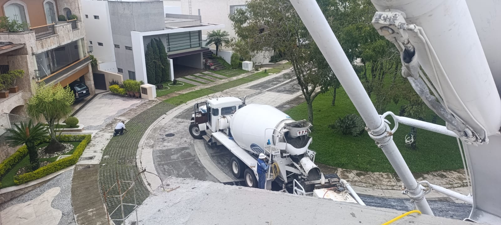 Colado de losa de azotea con concreto f'c 250 bombeado con impermeabilizante integral y fibra en Residencial El Lago, Xalapa - Foto 4 de Top Concretos