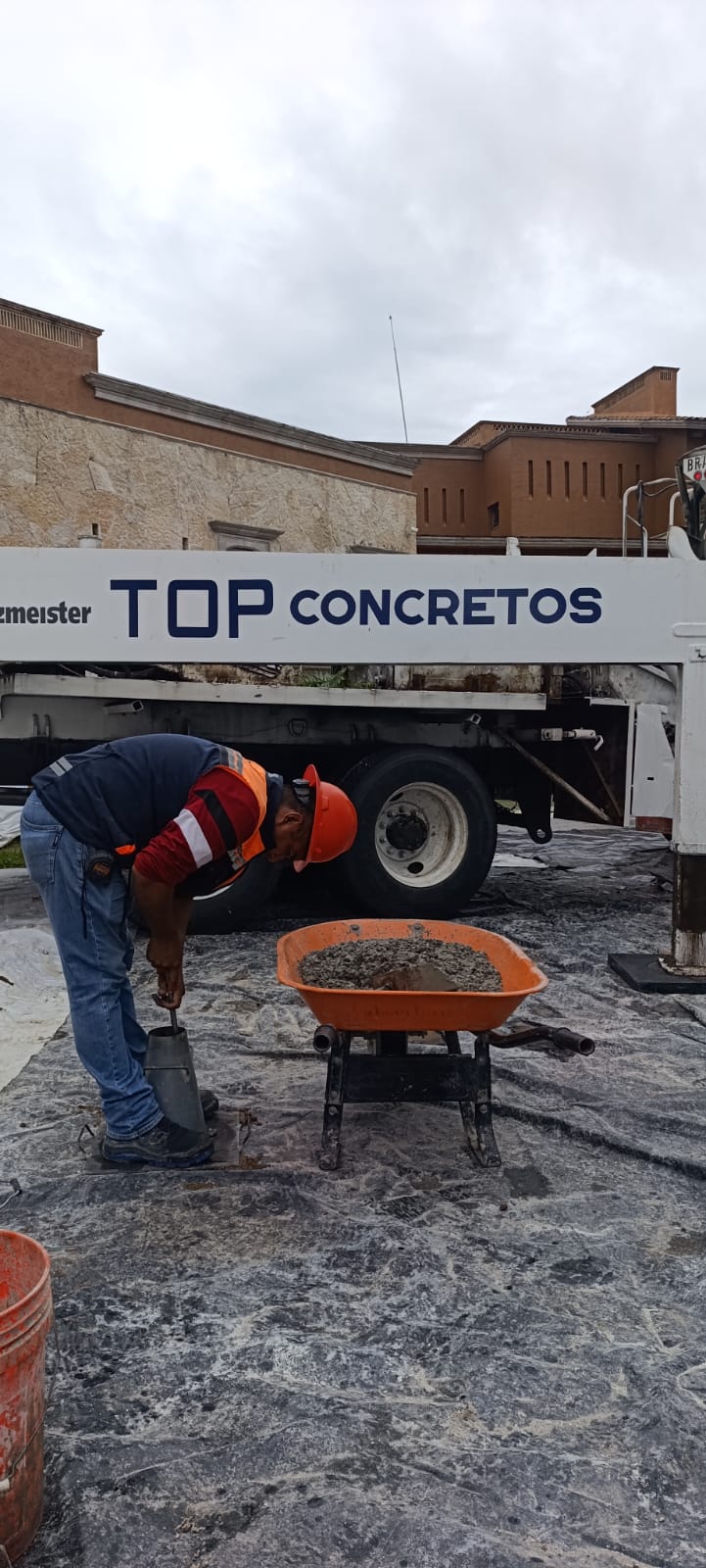 Colado de losa de azotea con concreto f'c 250 bombeado con impermeabilizante integral y fibra en Residencial El Lago, Xalapa - Foto 5 de Top Concretos