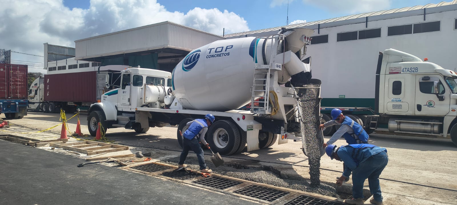 Colado de losas estructurales con concreto de alta resistencia f'c 250 en ECOM Xalapa - Foto 1 de Top Concretos