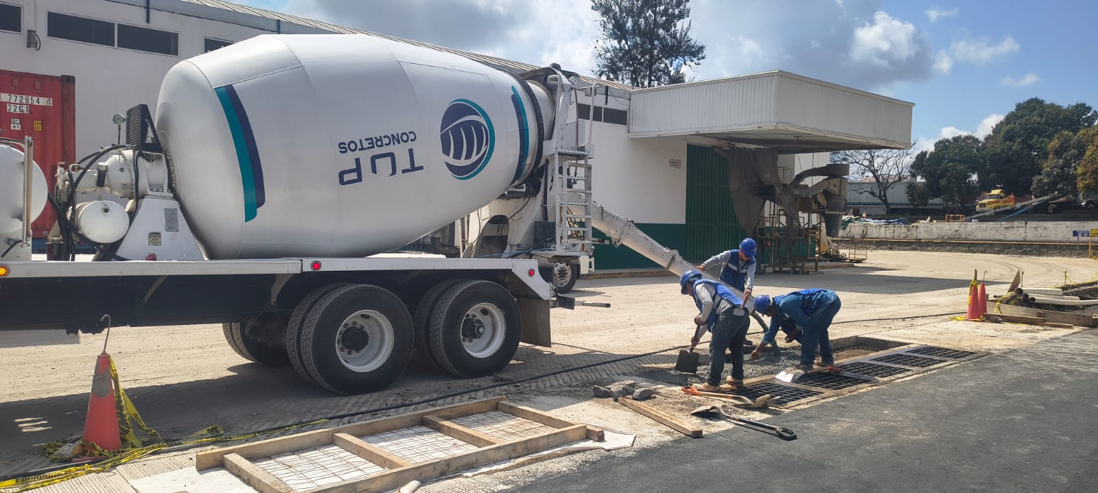 Colado de losas estructurales con concreto de alta resistencia f'c 250 en ECOM Xalapa - Foto 2 de Top Concretos