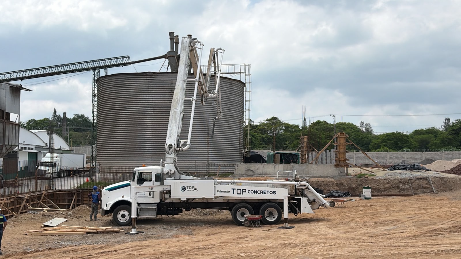 Vaciado de concreto con pluma para muro de contención estructural en complejo AMSA Veracruz - Foto 2 de Top Concretos