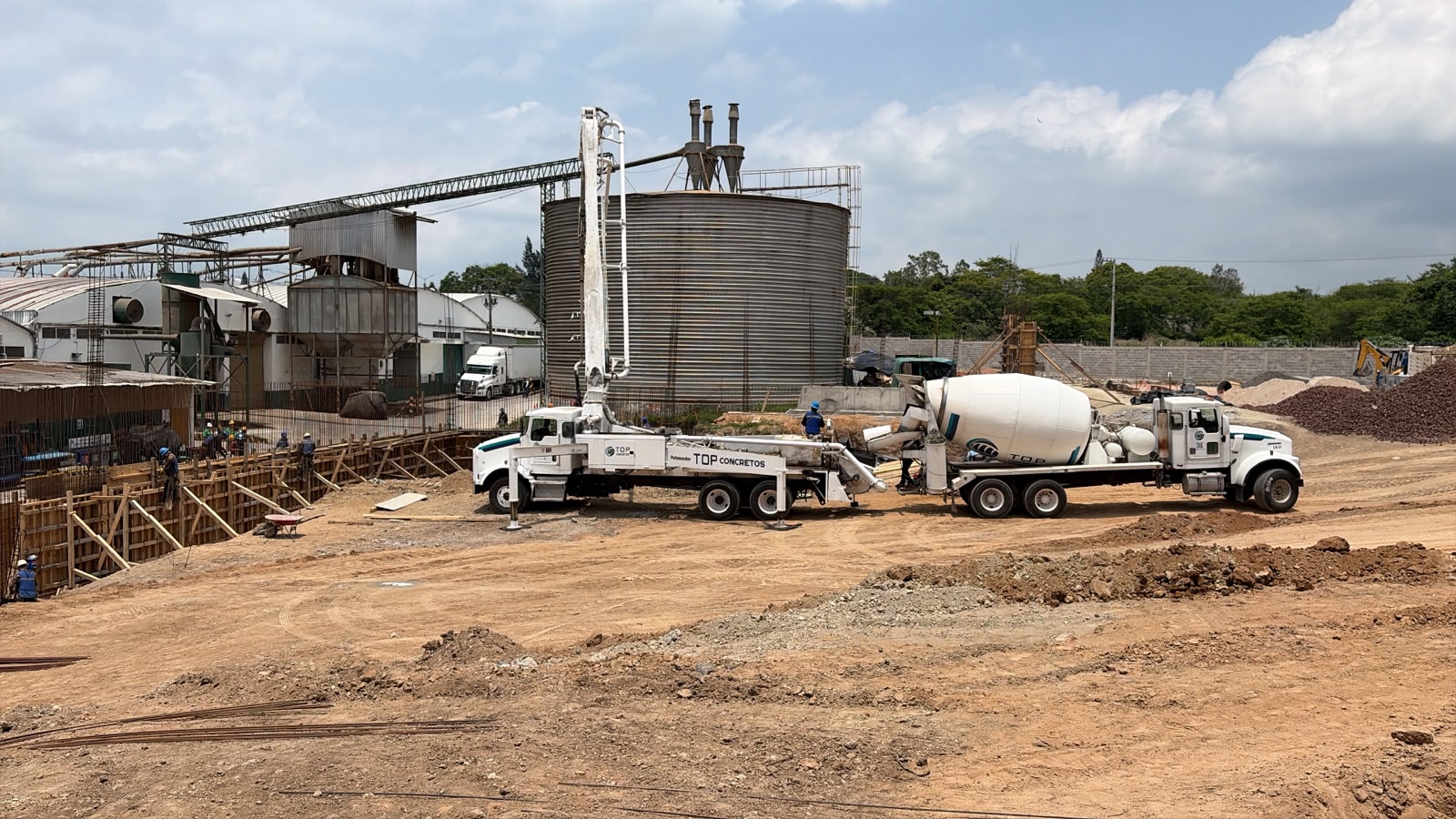 Vaciado de concreto con pluma para muro de contención estructural en complejo AMSA Veracruz - Foto 3 de Top Concretos