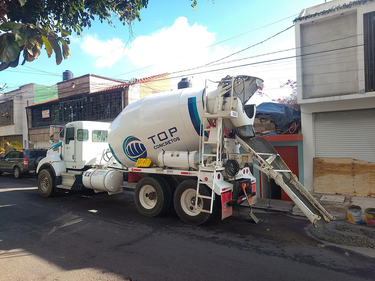 Suministro y vaciado de concreto premezclado en obra de la Colonia Rafael Lucio Xalapa - Foto 1 de Top Concretos