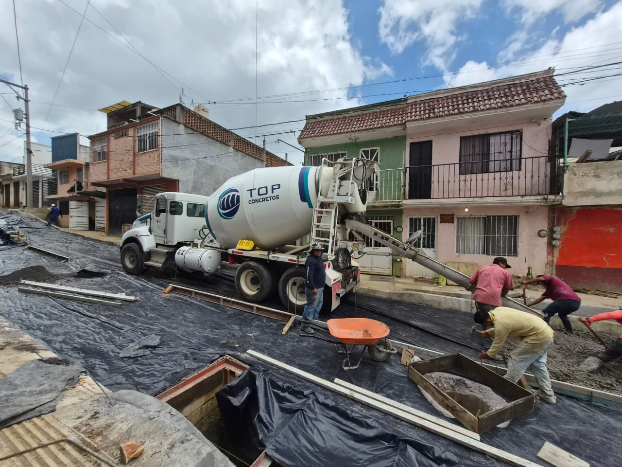 Suministro y aplicación de concreto para pavimentación en Calle Tajín, Xalapa - Foto 1 de Top Concretos