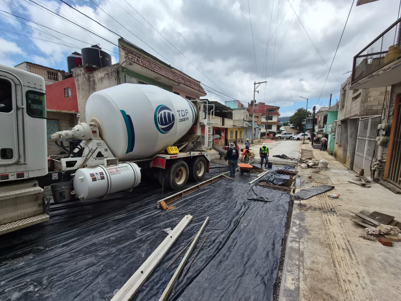 Suministro y aplicación de concreto para pavimentación en Calle Tajín, Xalapa - Foto 2 de Top Concretos