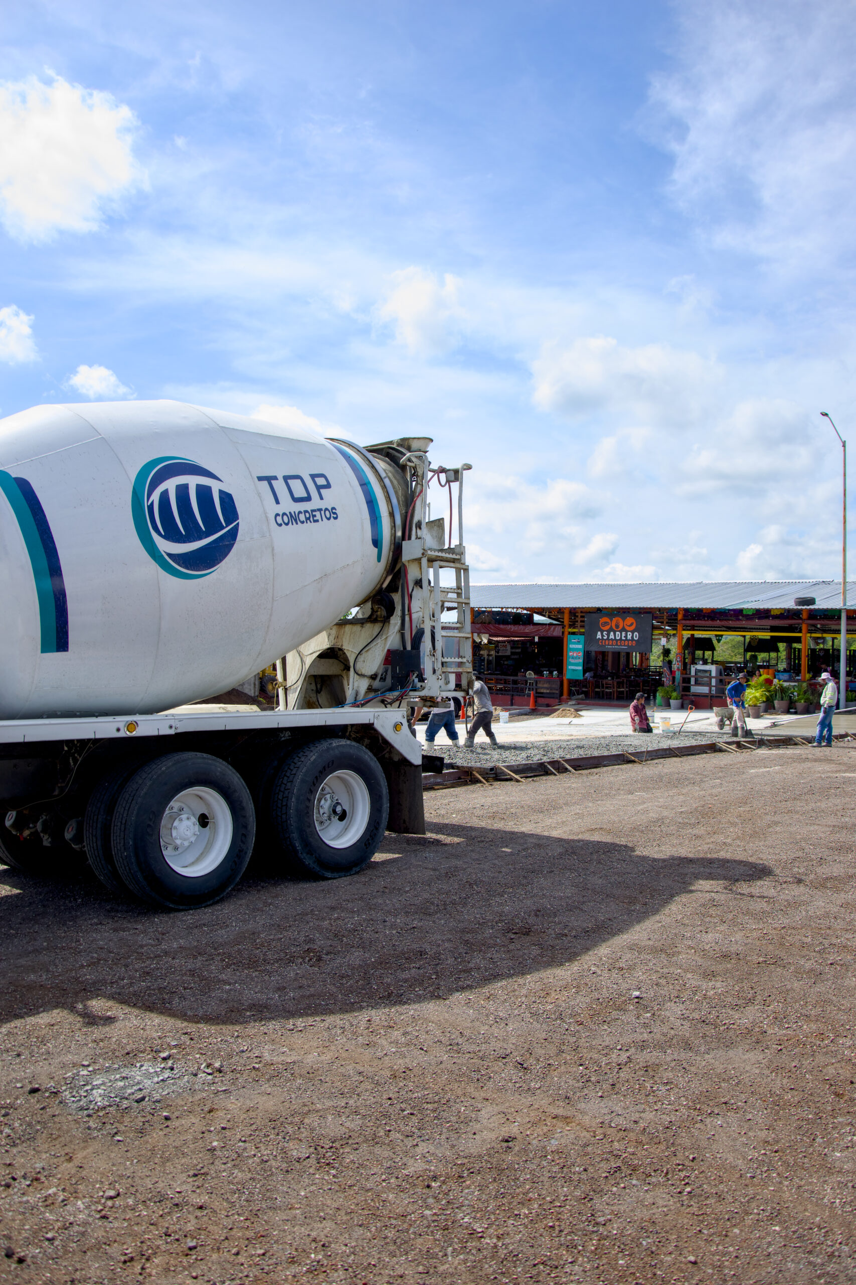 Camiones revolvedora olla y equipo de bombeo de Top Concretos en maniobra de obra en Xalapa Veracruz - Foto 1 de Top Concretos