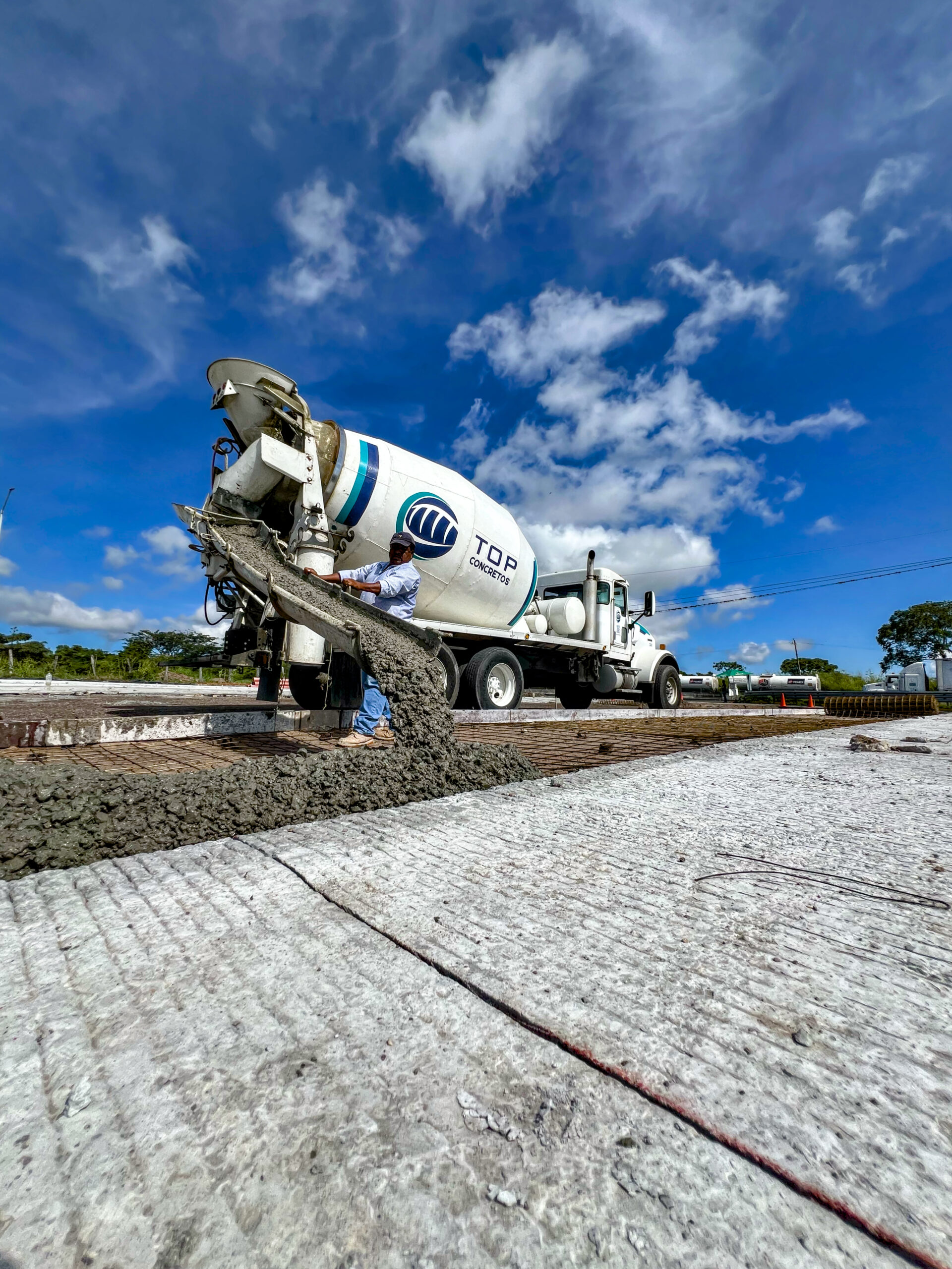 Camiones revolvedora olla y equipo de bombeo de Top Concretos en maniobra de obra en Xalapa Veracruz - Foto 2 de Top Concretos