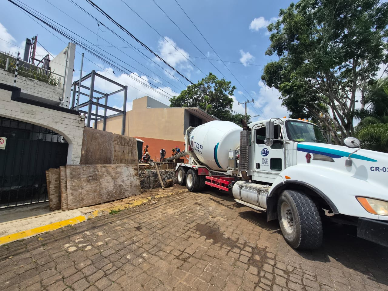 Vaciado a tiro directo desde camión revolvedora en obra residencial de Las Ánimas Xalapa - Foto 1 de Top Concretos