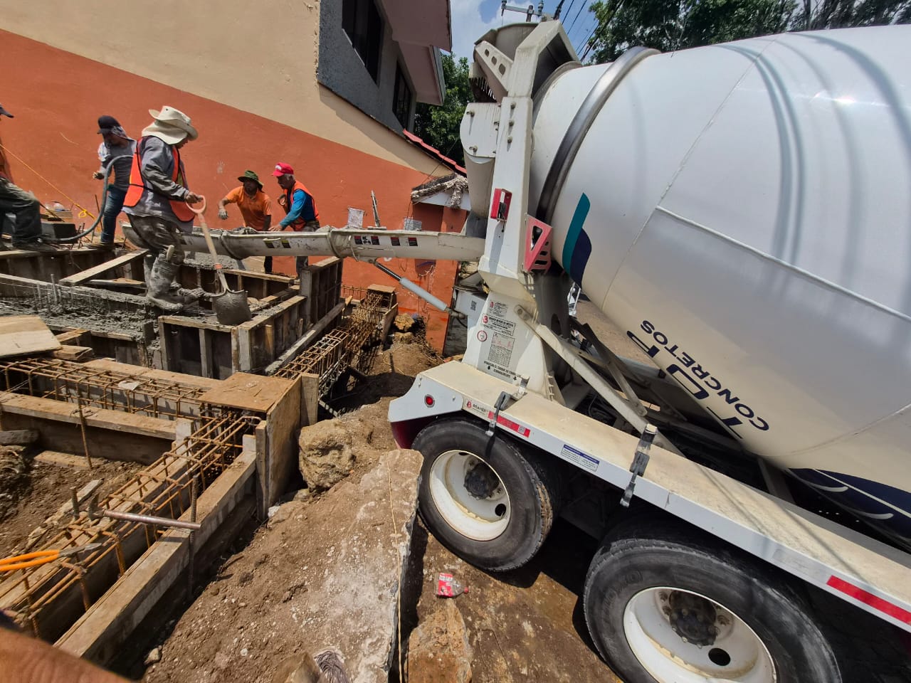 Vaciado a tiro directo desde camión revolvedora en obra residencial de Las Ánimas Xalapa - Foto 2 de Top Concretos