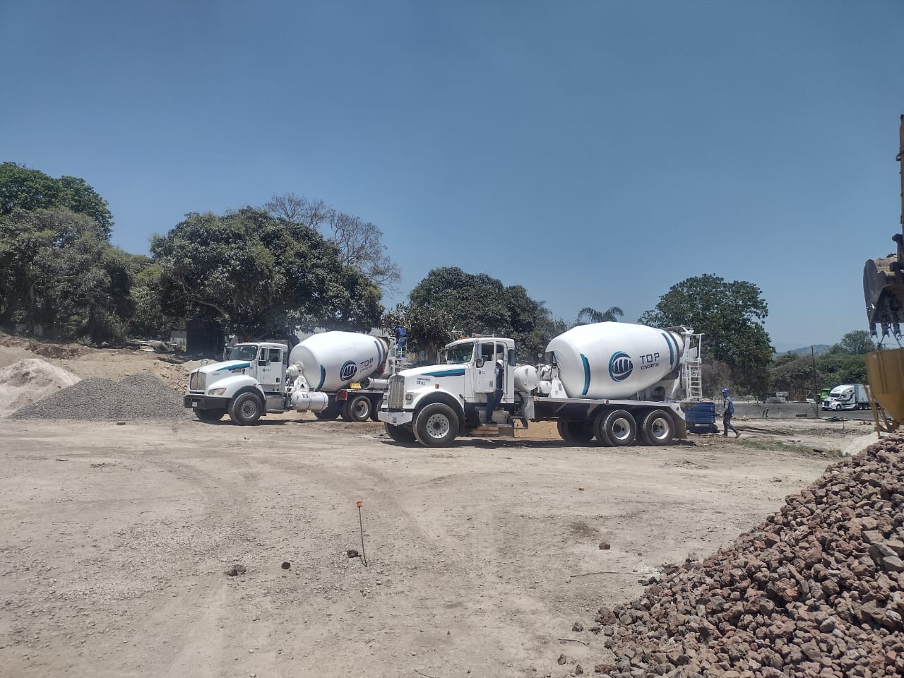 Colado de zapatas aisladas y corridas con concreto estructural en Dos Ríos, Emiliano Zapata Veracruz - Top Concretos